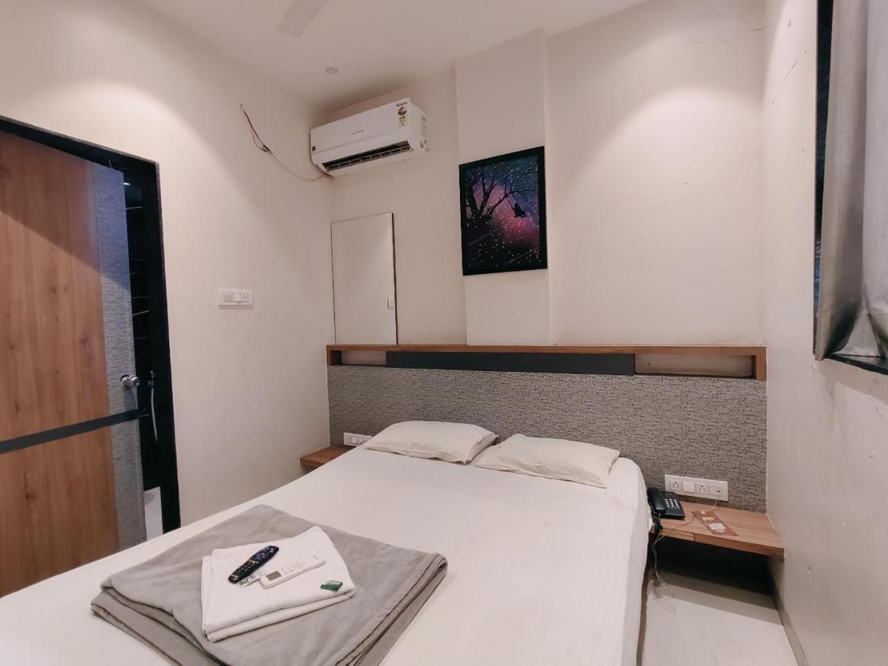 Hotel Pragati Inn Ahmednagar Kültér fotó