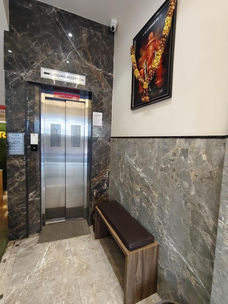 Hotel Pragati Inn Ahmednagar Kültér fotó