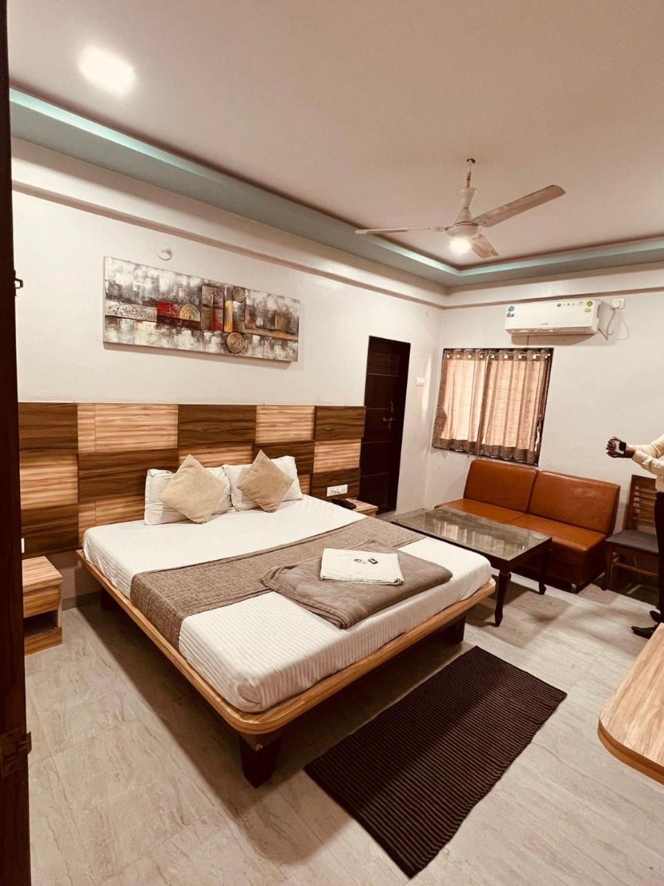 Hotel Pragati Inn Ahmednagar Kültér fotó