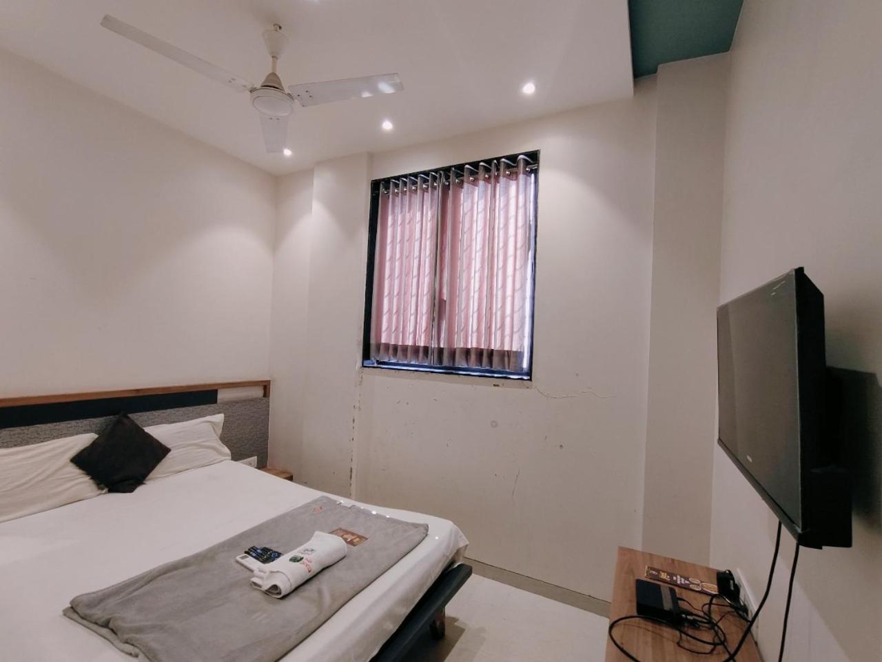Hotel Pragati Inn Ahmednagar Kültér fotó