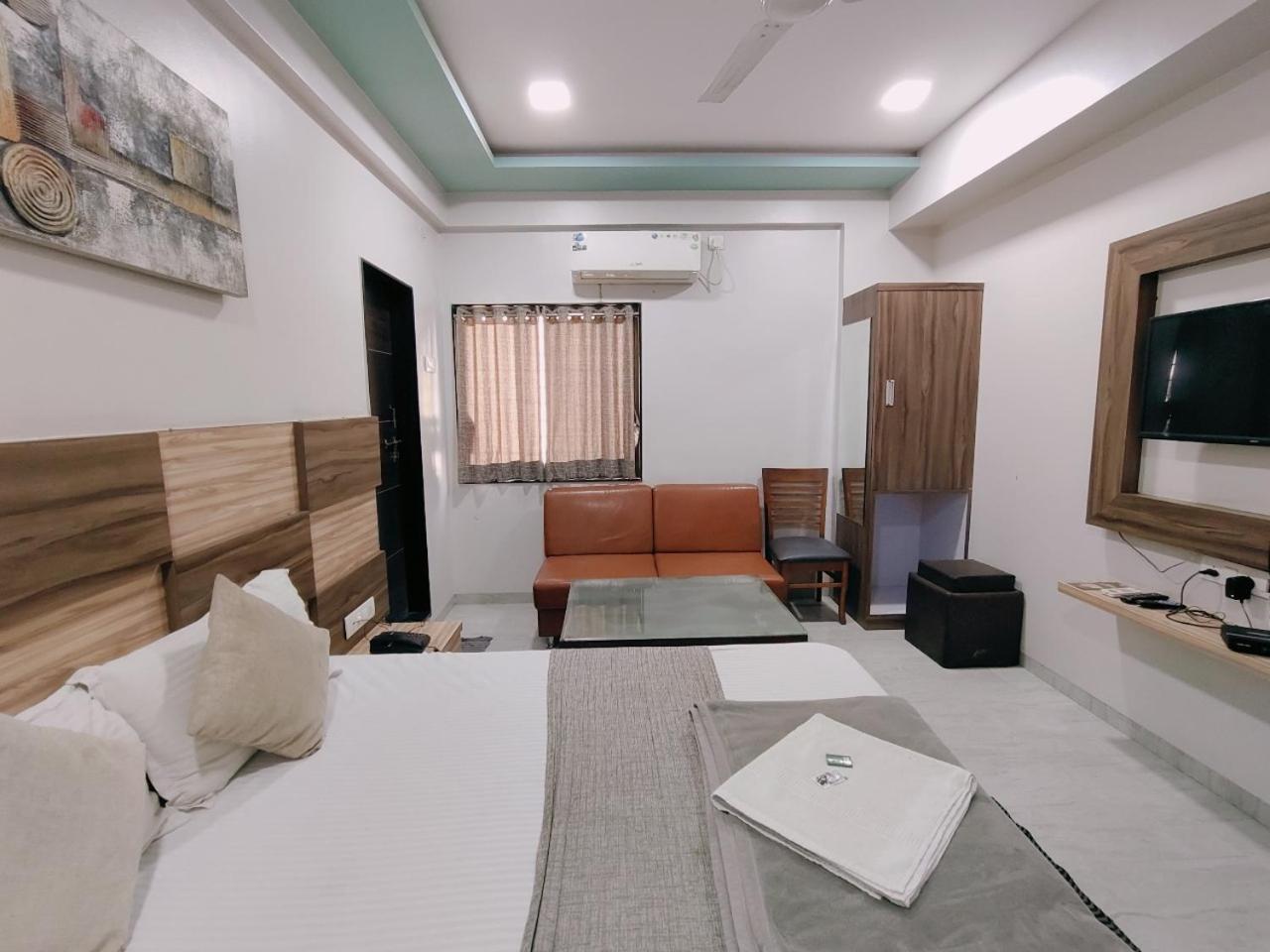 Hotel Pragati Inn Ahmednagar Kültér fotó