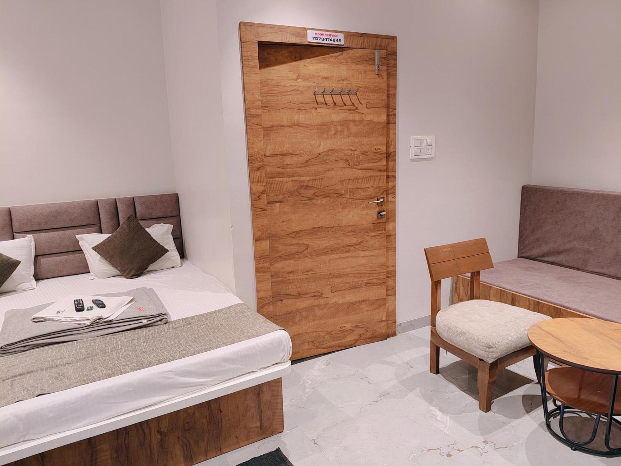 Hotel Pragati Inn Ahmednagar Kültér fotó