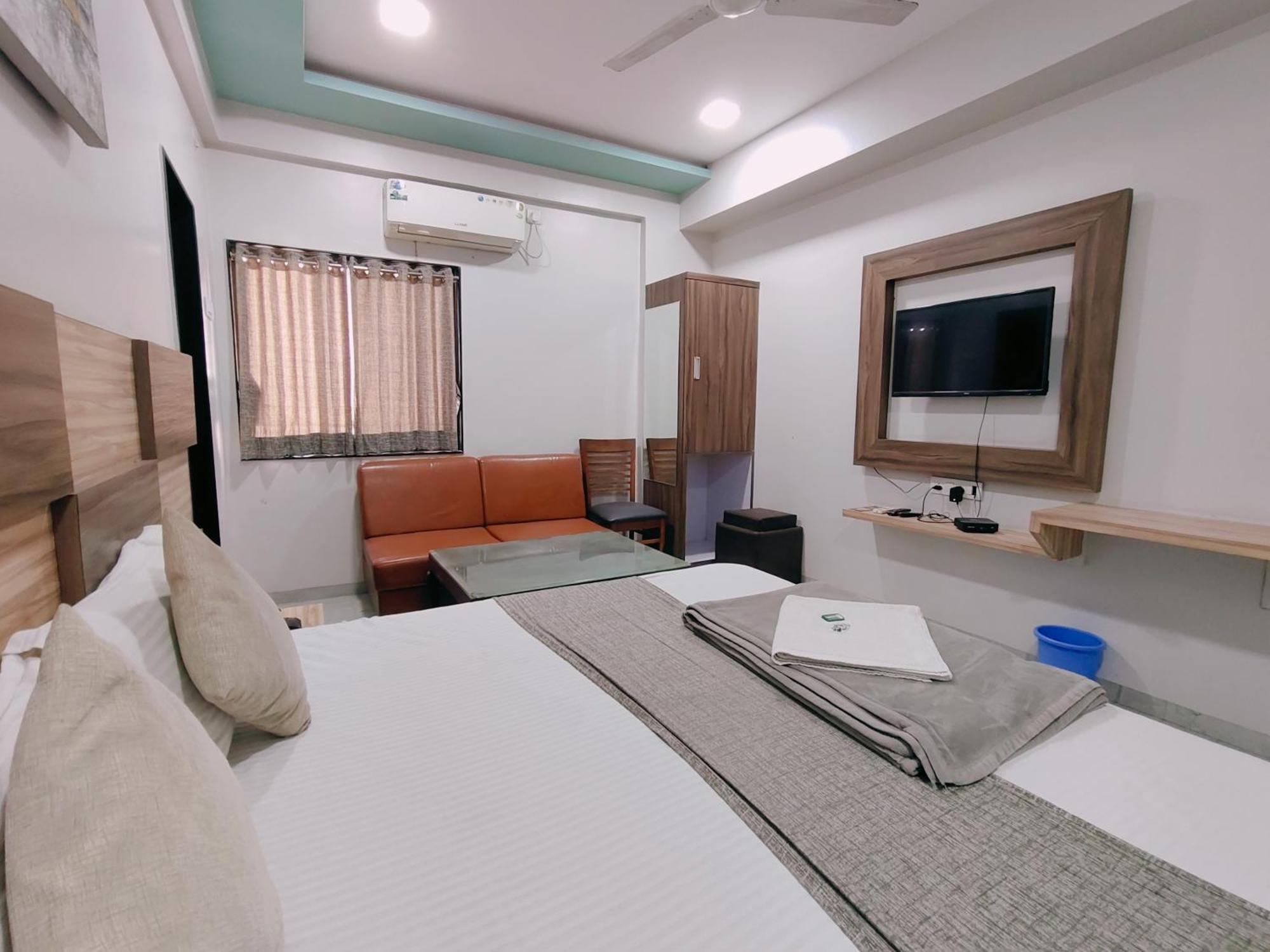 Hotel Pragati Inn Ahmednagar Kültér fotó