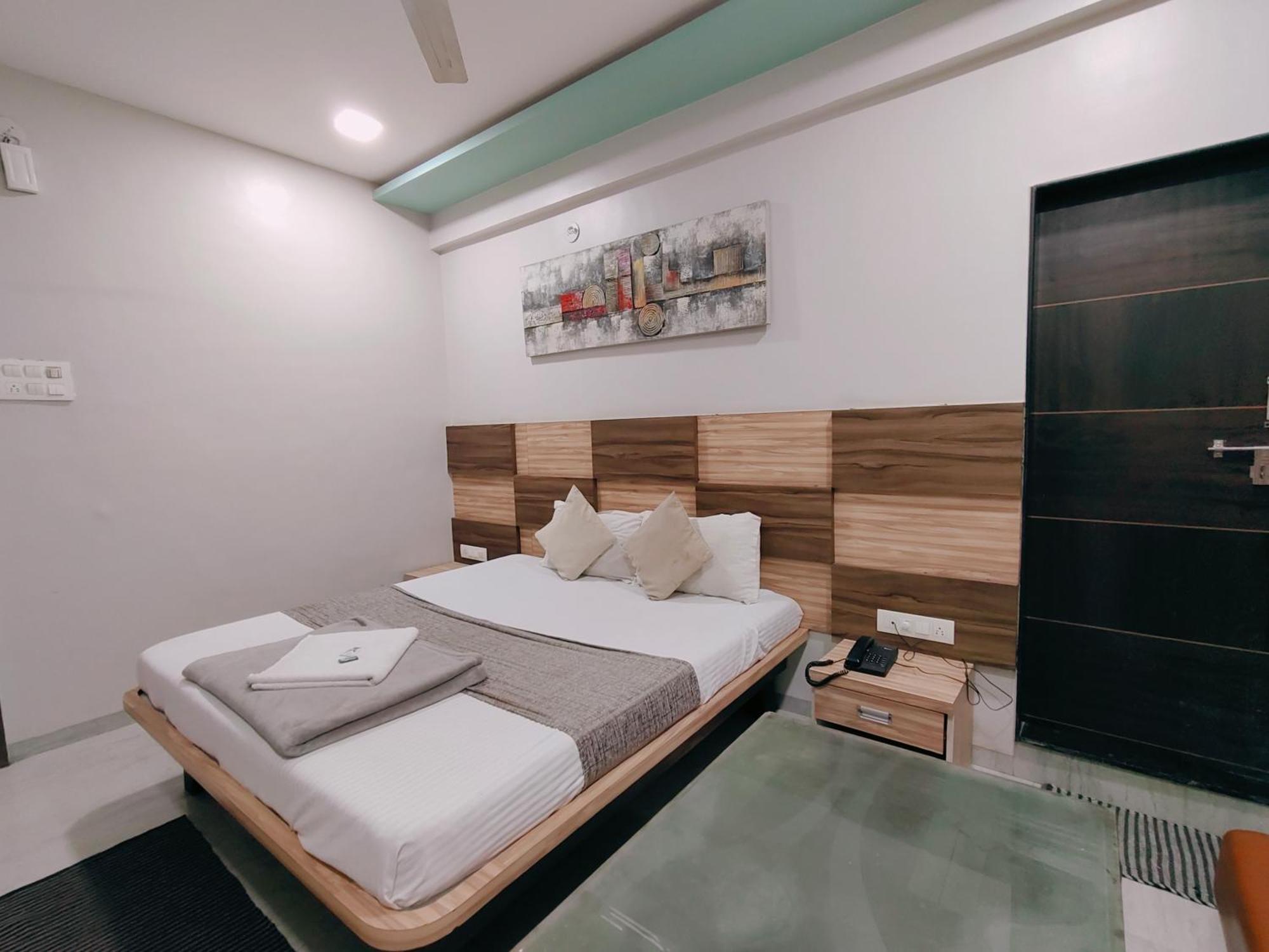 Hotel Pragati Inn Ahmednagar Kültér fotó