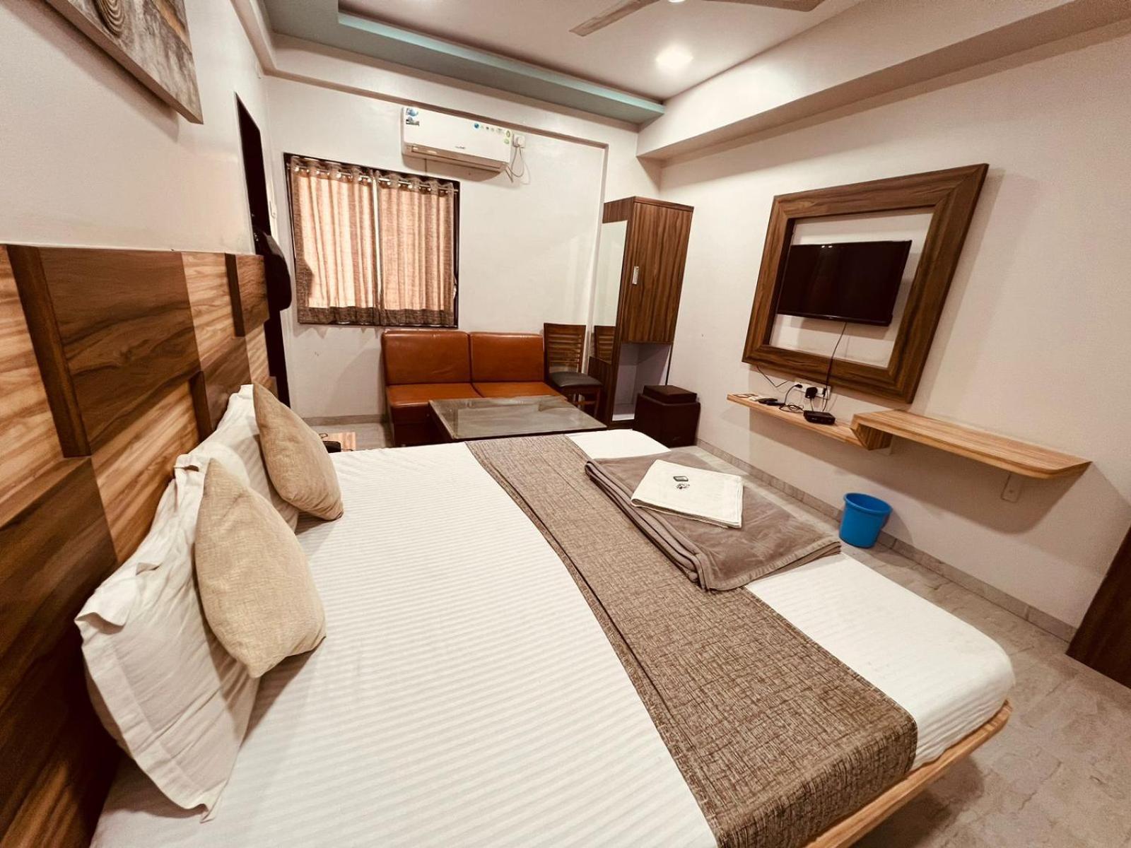 Hotel Pragati Inn Ahmednagar Kültér fotó